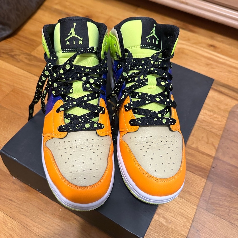 Air Jordan 1 Mid SE 6.5Y EUC